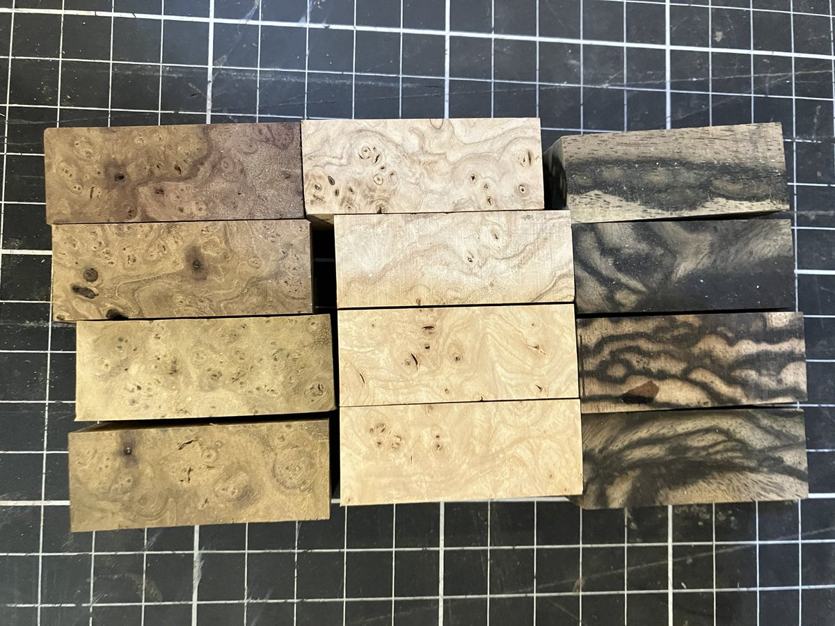 【作業風景】
写真の花梨瘤はスタビ液に浸している状態ですが、このまままの色味で仕上がってくれると綺麗な感じになりそうです✨️
マウンテンシダーやヤチダモ瘤も良い感じに仕上がっております😌