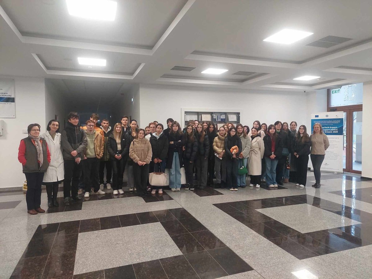 PetruOf's tweet photo. În cadrul Săptămânii Verzi, Institutul de Chimie Macromoleculară “Petru Poni” a primit pe 9 aprilie vizita elevilor de la CN "Costache Negruzzi" Iași. Aceștia au vizitat laboratoarele și au interacționat cu cercetători din diverse domenii ale chimiei. #SaptamanaVerde https://t.co/YiB77ejSsq