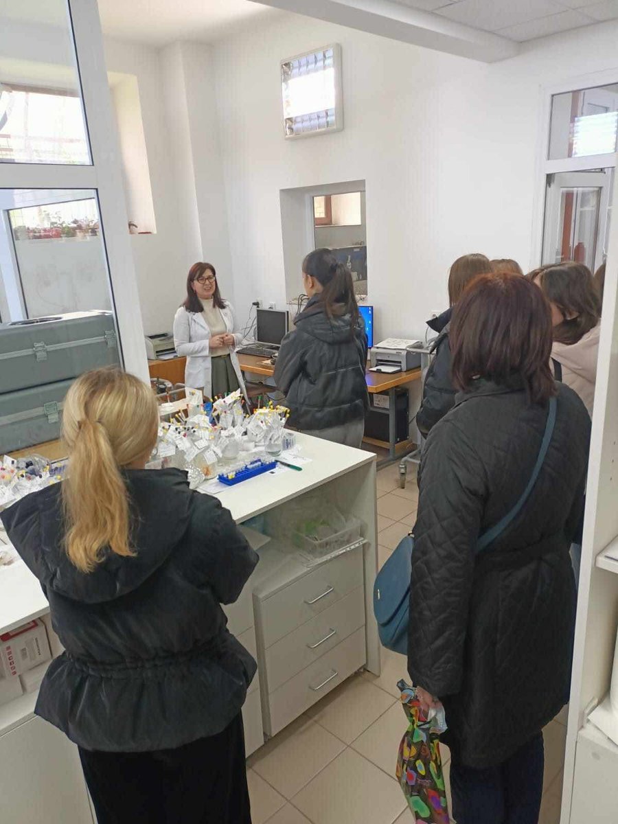 PetruOf's tweet photo. În cadrul Săptămânii Verzi, Institutul de Chimie Macromoleculară “Petru Poni” a primit pe 9 aprilie vizita elevilor de la CN "Costache Negruzzi" Iași. Aceștia au vizitat laboratoarele și au interacționat cu cercetători din diverse domenii ale chimiei. #SaptamanaVerde https://t.co/YiB77ejSsq