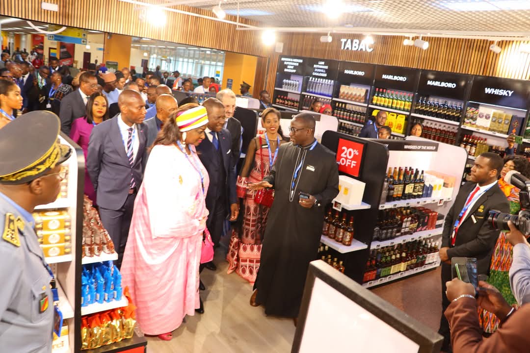 TheCameroonianZ's tweet photo. Aéroport international de Yaoundé-Nsimalen #Cameroon :

Inauguration des boutiques Aelia Duty Free. https://t.co/emagK9M1hr