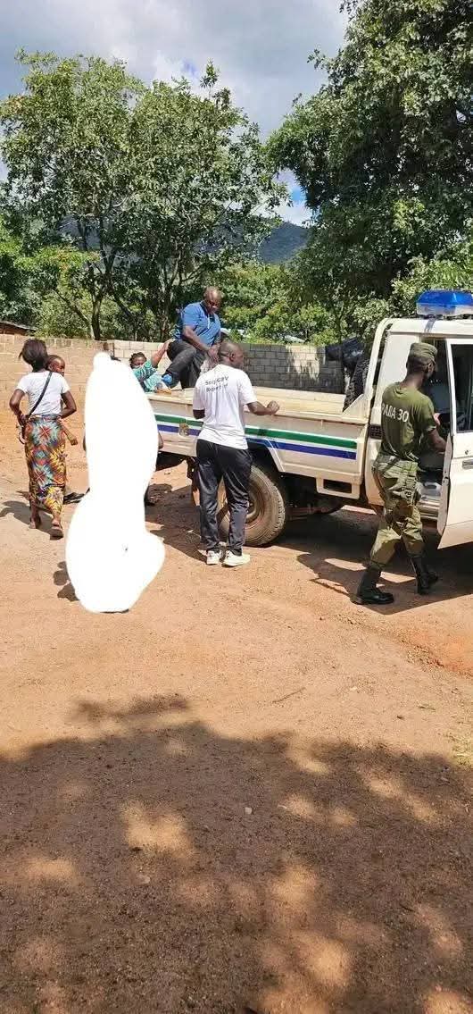 BangweuluTv's tweet photo. Police in Chipangali arrest Abraham Lungu for allegedly defiling a 13-year-old girl, luring her with promises of land and a bar. Inkosi Kapatamoyo, a staunch advocate against gender-based violence, confirms the arrest at a council checkpoint. #StopChildDefilement #Zambia https://t.co/6obp0eInef