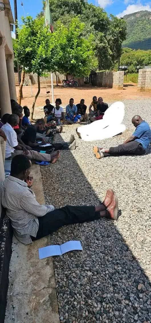 BangweuluTv's tweet photo. Police in Chipangali arrest Abraham Lungu for allegedly defiling a 13-year-old girl, luring her with promises of land and a bar. Inkosi Kapatamoyo, a staunch advocate against gender-based violence, confirms the arrest at a council checkpoint. #StopChildDefilement #Zambia https://t.co/6obp0eInef