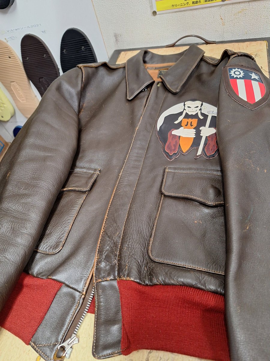 hoprepair1997_'s tweet photo. 今日は「ガッツポーズ」の日だそうです
色々な記念日がありますね
BUZZ RICKSON
(バズリクソン)A2に革で作られたワッペンを取り付けました
20年くらい前のバズリクソンだそうです
#バズリクソン
#buzzrickson
#A2
#革ジャン
#ブーツ修理
#ほっぷ高崎
#群馬県 https://t.co/JZtN1lAnZg