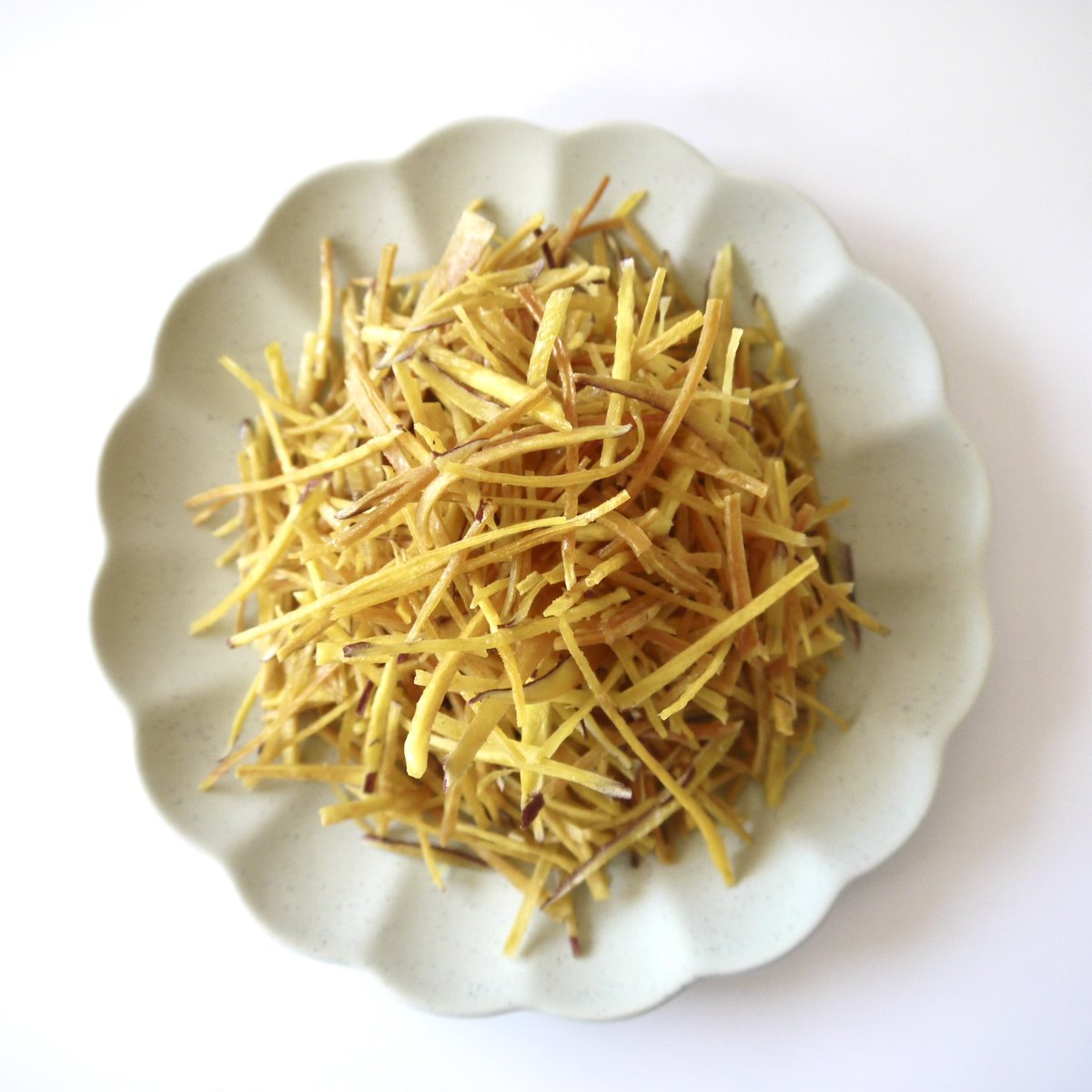 ＜いもひと＞
ほんのり塩味のきいた、ほそぎりの芋けんぴ🍠
他にも、おいも商品をご用意していますのでぜひ期間中にお越しください。

今週のフードコレクション
日本全国美味食材めぐり
●4月9日(水)～4月15日(火)
●星ヶ丘三越 地下1階 フードコレクション