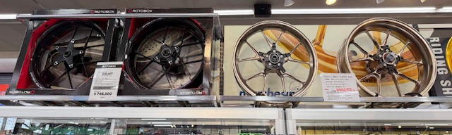 naps_kanagawa's tweet photo. 【座間店 ホイール展示コーナー】
座間店ではカワサキ大型車両等に取り付け可能サイズのホイールを展示&販売中です‼️
気になる方は是非ご来店くださいませ😊
#ナップス座間店 #napszama #motorcyclelife #バイク #ホイール #ROTOBOX #marchesini #O・Z #GALESPEED #ZRX1200DAEG #Z900RS https://t.co/Lg7DKckxl5