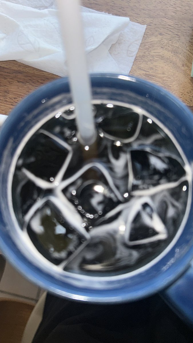 아메리카노를 마실수잇는 으른~.^^
보건소갓다가 우연히발견한브런치집
매콤에그아보카도 샌드위치가 넘나맛도리어요