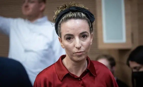 hahightechistit's tweet image. והיגדתך לבנך ולבתך—
שעידית סילמן פירקה ממשלה רחבה, שהכילה בה גם את מרצ וגם את בנט, בגלל קנאות דתית ורדיפת כיסאות, והביאה עלינו את ממשלת ההפקרה שאחראית ואשמה ב7/10. 
נזכור לך ולא נשכח.