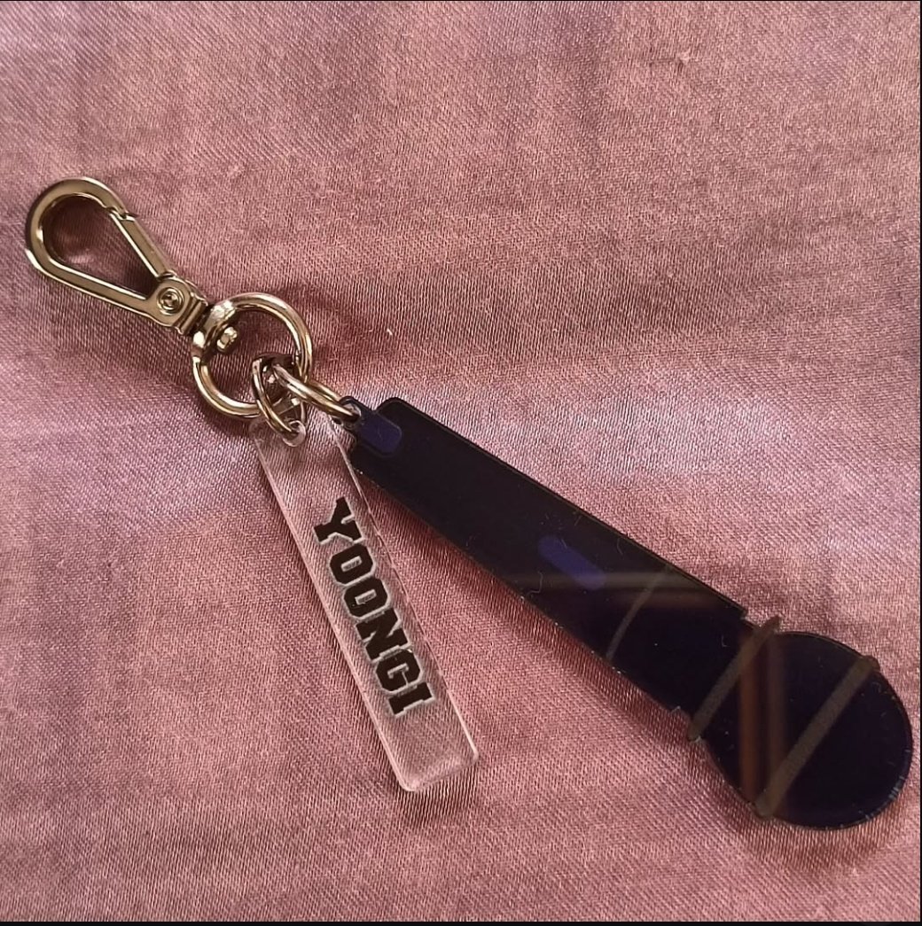 bangtan__bubble's tweet photo. Specifications
• The postcards are printed on 300 gsm art board and includes Suga's sign.
• The acrylic used are 3mm thick.
• Suga Purple Mic - 1 in x 2.5 in
• Suga Name Tag - 0.3 in x 1.5 in
• Suga Tiny Tan Badge - 1.75 in with plastic backing https://t.co/OyKfAKBX10