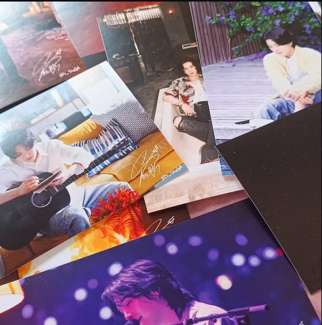 bangtan__bubble's tweet photo. Specifications
• The postcards are printed on 300 gsm art board and includes Suga's sign.
• The acrylic used are 3mm thick.
• Suga Purple Mic - 1 in x 2.5 in
• Suga Name Tag - 0.3 in x 1.5 in
• Suga Tiny Tan Badge - 1.75 in with plastic backing https://t.co/OyKfAKBX10