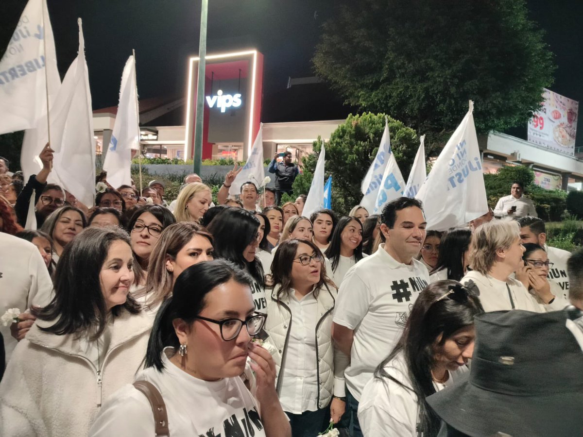 Jonathan Ch. (@jonathanlibro) on Twitter photo Acompañando al Senador <a href="/EnriqueVargasdV/">Enrique Vargas Del Villar</a> y a la diputada <a href="/TereGinez/">Teresa Ginez</a> a la Marcha por la Seguridad en donde se exigió a la titular de la <a href="/CNDH/">CNDH en México</a> cumpla con su responsabilidad en la crisis de desaparecidos que padece nuestro país. Acompañando al Senador <a href="/EnriqueVargasdV/">Enrique Vargas Del Villar</a> y a la diputada <a href="/TereGinez/">Teresa Ginez</a> a la Marcha por la Seguridad en donde se exigió a la titular de la <a href="/CNDH/">CNDH en México</a> cumpla con su responsabilidad en la crisis de desaparecidos que padece nuestro país.