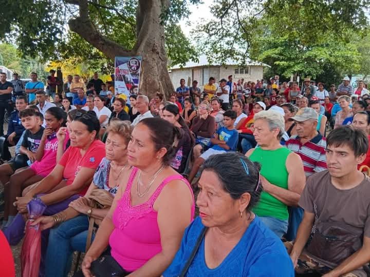 MariaCis20's tweet photo. #ToleranciaCero y el apoyo popular se siente en nuestros barrios. El Horno, zona rural se suma a la batalla en contra de la violencia, las drogas y la indisciplina social e institucional.
#NoALasDrogas https://t.co/nVHzrycz9X