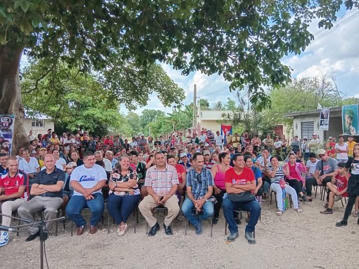 MariaCis20's tweet photo. #ToleranciaCero y el apoyo popular se siente en nuestros barrios. El Horno, zona rural se suma a la batalla en contra de la violencia, las drogas y la indisciplina social e institucional.
#NoALasDrogas https://t.co/nVHzrycz9X