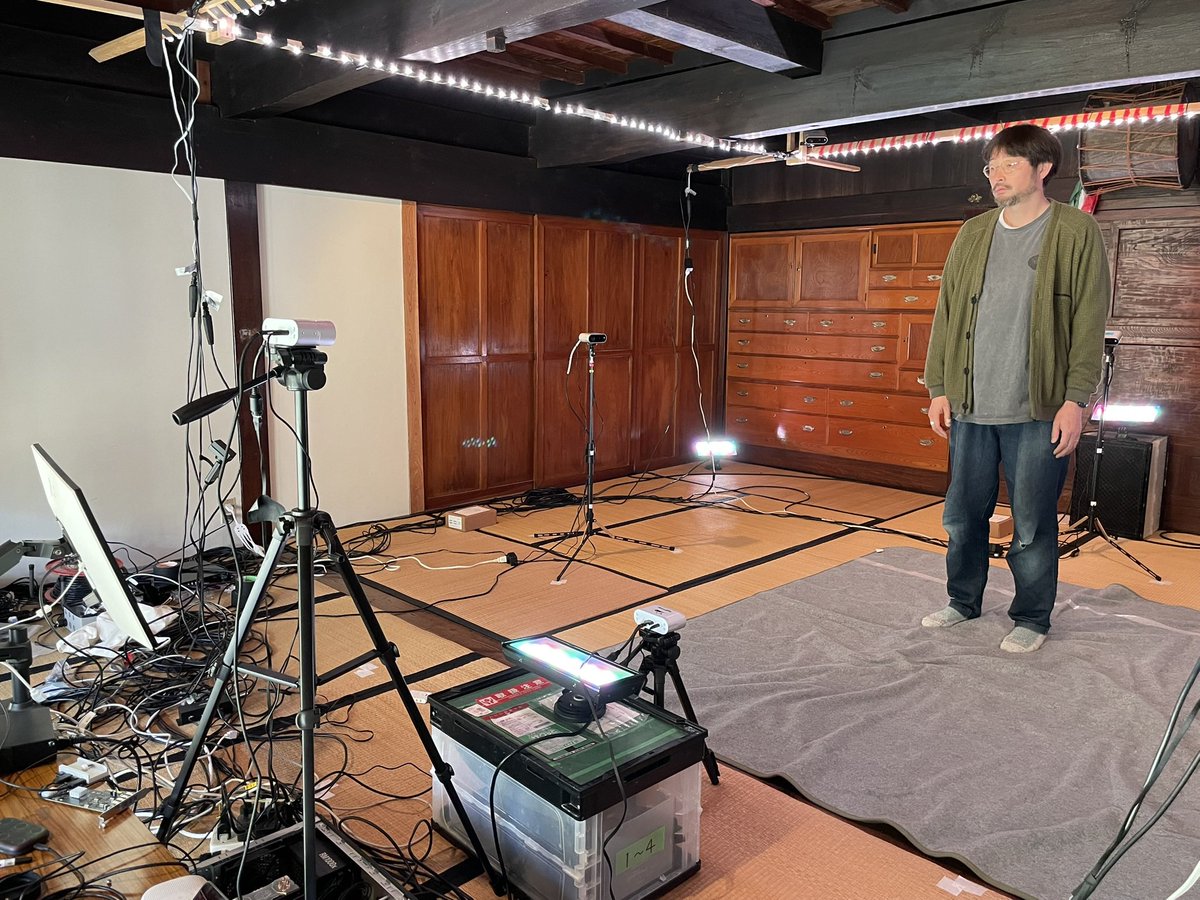 LocalDAO418's tweet photo. 正味１時間にも満たないであろう撮影のために余念なくカメラの調整を進める堀さん。９台のカメラを同時処理するのはPCにとっても高負荷作業。時にダウンする機械をなだめながらも夜の本番に向けて準備が進んでいきます…！
#NFT #神楽 #3Dスキャン #localdao #椎葉村 #川の口  #mocopi #femtobolt https://t.co/81T4eLepIM