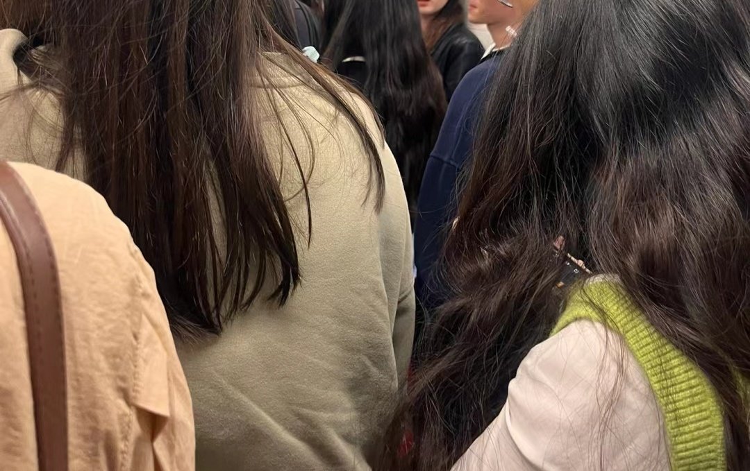 居然还真有人信官方通告！！！地铁被 顶的那女的聊天记录我都看到了，有些女人表面上很正经其实背地里玩的却 很花！！！

别问我怎么知道的，因为这是人性！！还在我评论区骂我造谣！！

我只能说骂我的那些人不是 chu男就是平时没有杏 生活的人，然后每天在网上当键盘侠，真的很可悲…… https://t.co/GTemEV8Vhj