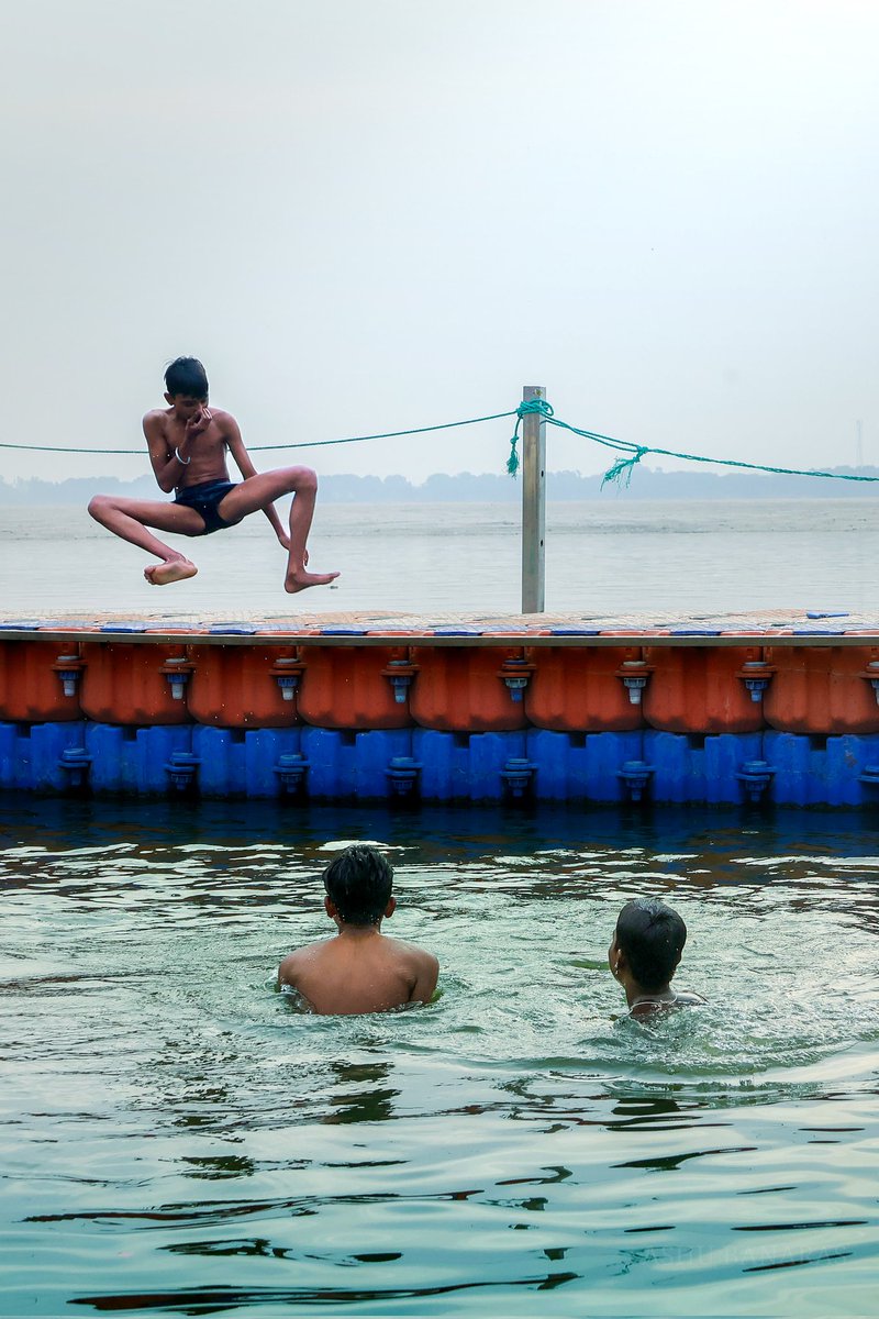 Ashubanaras's tweet photo. Hold your breath and strike a pose โ because splashes are serious business!
.
.
.
.
.
.
.
.
#JumpAndSplash #StreetKids #PlayfulMoments #RawIndia #StreetPhotography #FloatingDock #SummerDays #CandidStreet #streetphotographyindia #Canon
@Canon_India https://t.co/yWO1rK8pZH