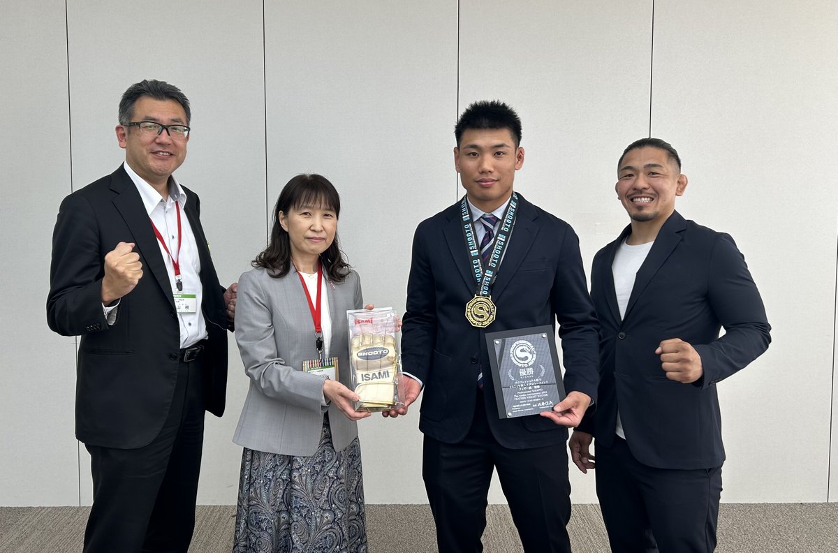 kitaqsports's tweet photo. 柔術&MMAアカデミーG-faceのヒカル選手が昨年度に開催された「プロ修斗2024年度新人王トーナメントフェザー級」での優勝及び新人王獲得を都市ブランド創造局長に報告されました😊🎉
今後のさらなるご活躍を楽しみにしています!!✨
#北九州市
#修斗
#プロ修斗新人王
#gface https://t.co/qO9lXll9uA