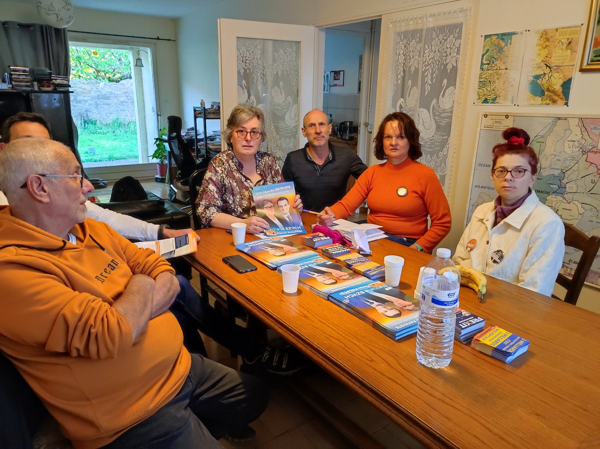 Patriotes71's tweet photo. .@SZYCH1 en réunion de suivi pour la campagne des législatives partielles 18/25 mai circo 05 71 
Si vous voulez participer à la campagne n'hésitez pas écrivez referent71@les-patriotes.fr https://t.co/7qHJugnYUS