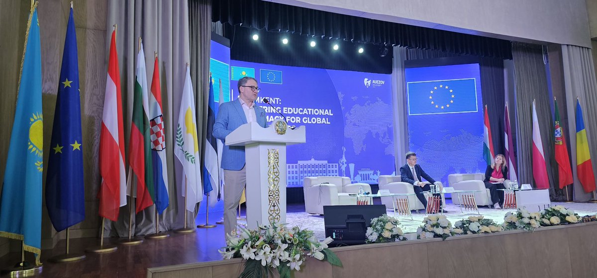 romanvassilenko's tweet image. Шымкенттік жігіт ретінде, бүгін М. Әуезов атындағы университеттегі кездесуде мұнда болу мен үшін үлкен мәртебе екендігін айттым.
Еуропалық елшілерден құрылған үлкен делегацияға жетекшілік етуге қуаныштымын.
#Шымкент