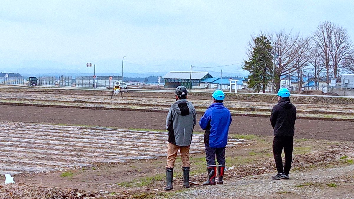 NTTdrone's tweet photo. 【E.R.T.S農業講習】実施中!
安心・安全な飛行訓練はもちろん、漏れやダブりがない適切な散布ができるよう、ひとつひとつ丁寧に指導しています。お客様も身を持って操作性の良さを体感いただき「この機体に決めて良かった」とコメントをいただきました。#AC102 #農業ドローン #ERTS #ドローン講習 https://t.co/hRFoK5yZWa