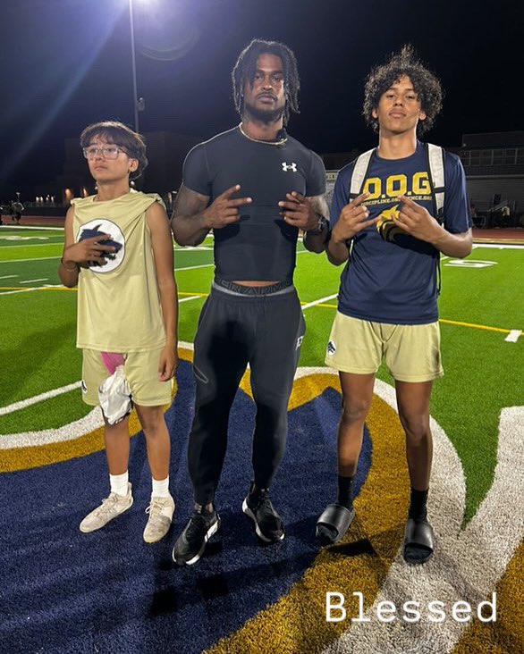 Spring Game! 2025  Blessed to have met <a href="/Ross500_/">Kayaune Ross</a>  thanks for coming out and speaking wisdom to my team! Thankful for my coach as well Kevin Snead! 

Let’s go Lobos!