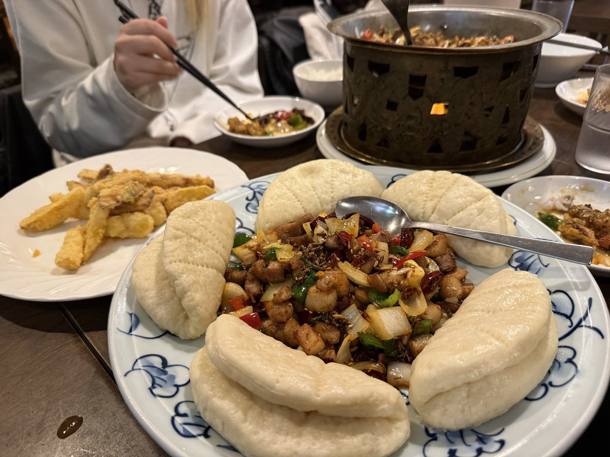 🇨🇳🇹🇼🇯🇵の女5人で中華料理店へ
そして人生初ウシガエルとピータン🐸
グラボと関税の話で盛り上がった