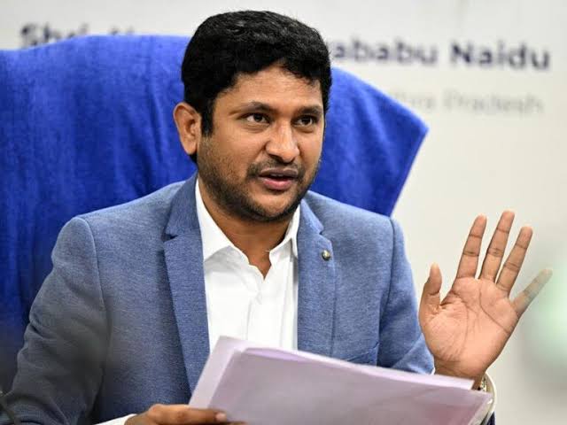 purushug's tweet photo. @naralokesh గారు... మీ రెడ్ బుక్ లో ఉన్నది టీడీపీ కార్యకర్తల పేర్ల ఏంటీ.. నిమిషం ఆలస్యం లేకుండా అరెస్ట్ చేస్తున్నారు...
#arresty https://t.co/8dbceTtvJU