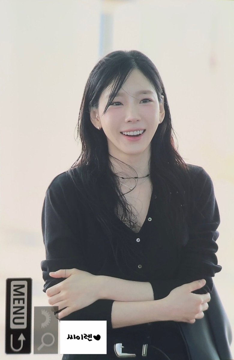 SIRENx39's tweet photo. 250411 ✈️ #태연 #TAEYEON https://t.co/06KcqnVsiV