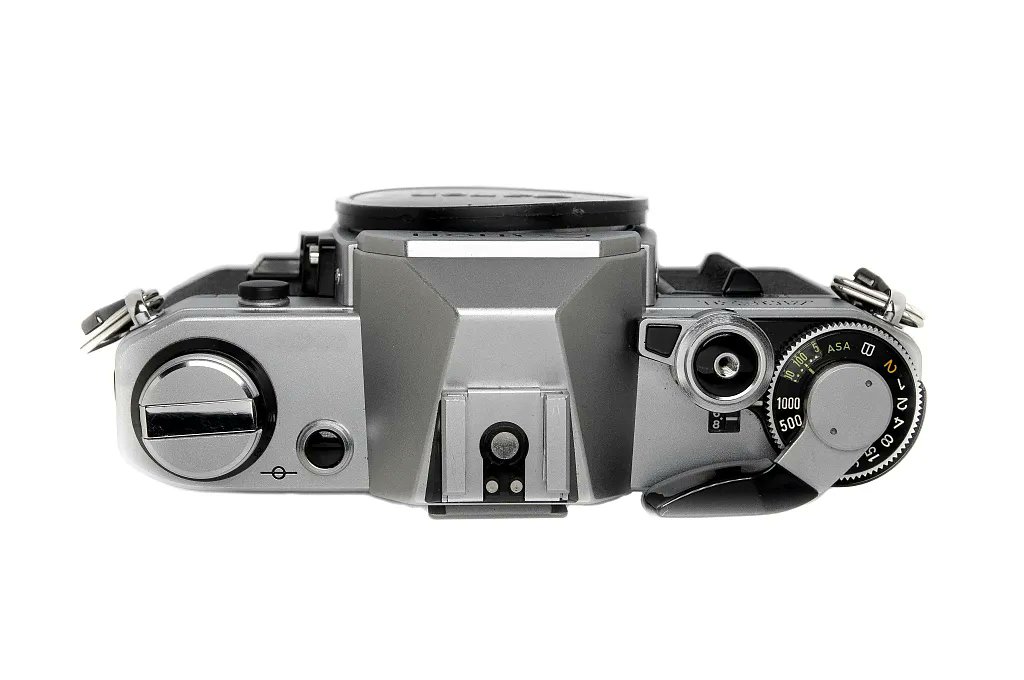 Canon AE-1

お客様から、露出計が適正露出を示さない状態との問い合わせです

調べると、露出計は３段程度のズレがあり、絞り羽根の開閉具合も悪く、シャッター速度も遅い状態です

東京カメラリペアのサイトにて修理内容を紹介
tokyo-camera-repair.com/canon-ae-1-202…

#フィルムカメラ
#フィルムカメラ修理