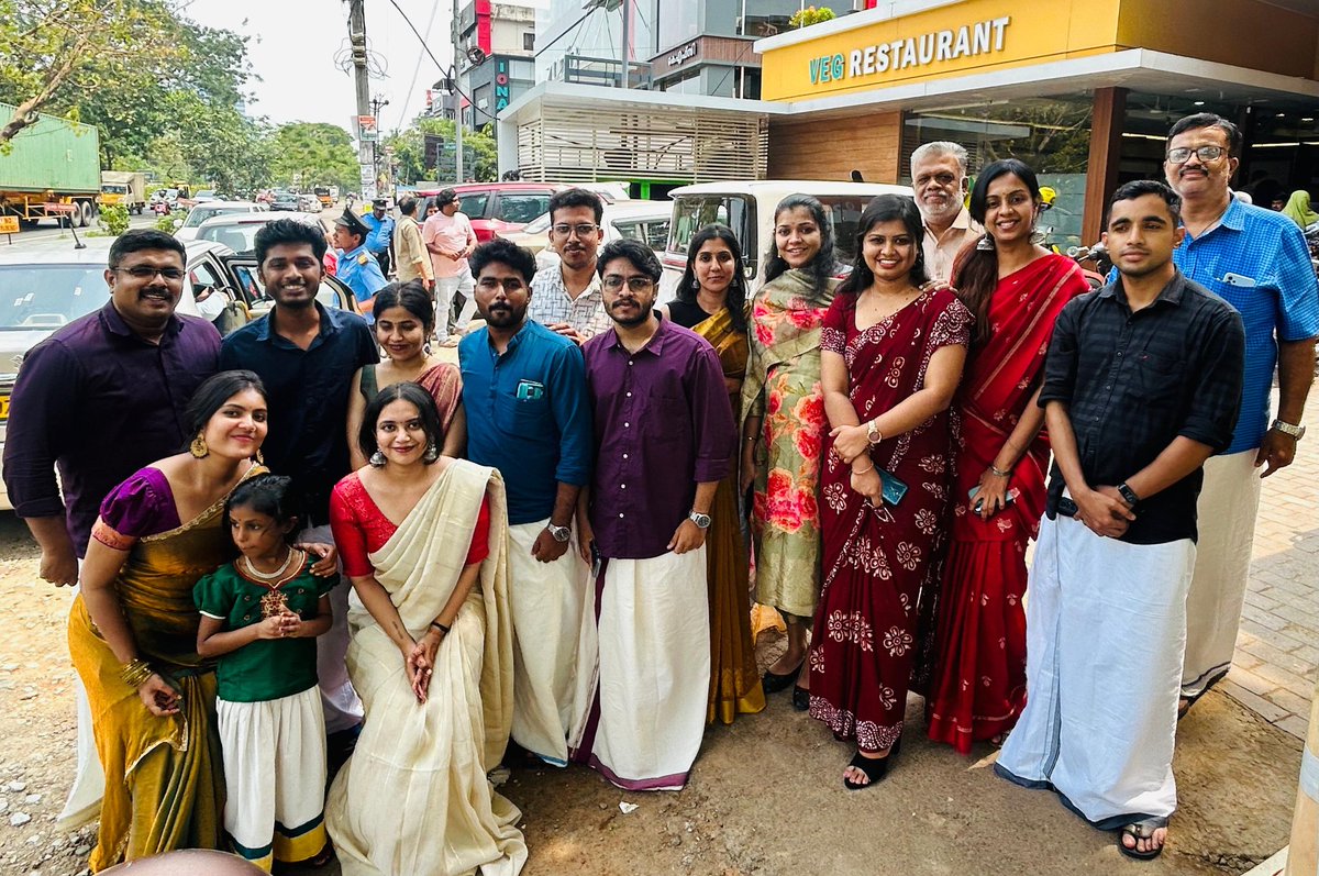 Balasub92921842's tweet photo. With my office colleagues yesterday, at a #Lunchout... https://t.co/2Q12MV2jXH