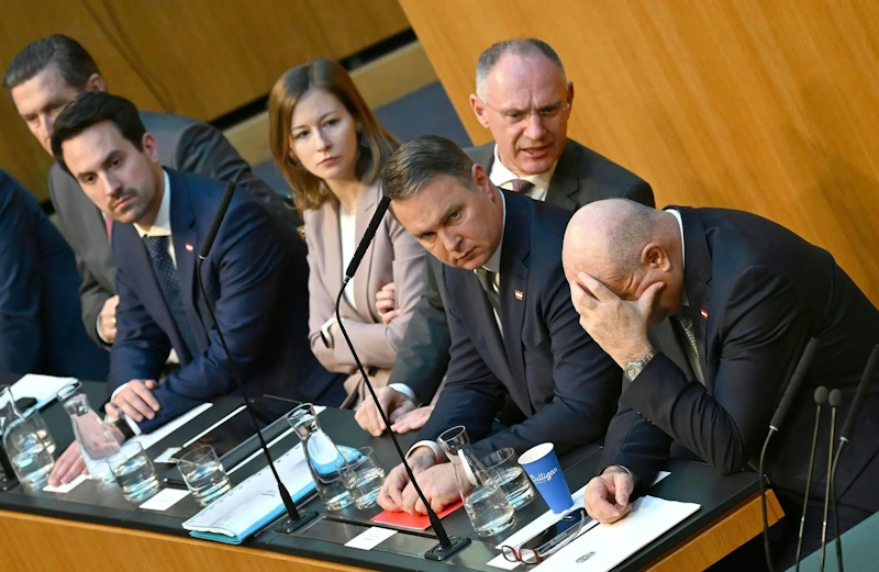 BlueAustria's tweet photo. Diese Bild spricht Bände!
Planlos, unfähig, nutzlos und kaputt.
@volkspartei @neos_eu #spö können es einfach nicht!
#Neuwahlen 
Wählt sie ALLE ab, in Wien und im Bund. https://t.co/oChxgrIhYl