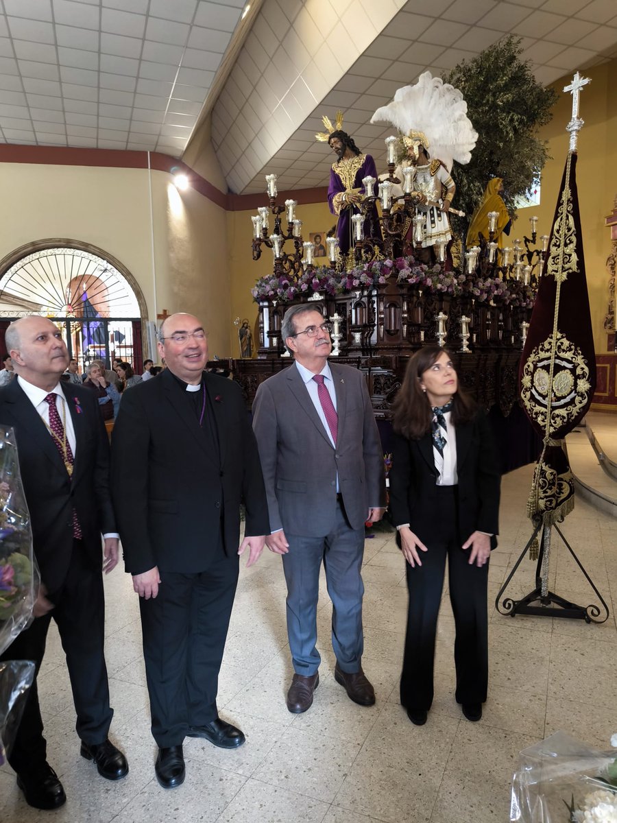 Manuel Molina Muñoz (@manuelmolinamu3) on Twitter photo Junto a mis compañeros del <a href="/dsapsevilla/">DSAP Sevilla</a> y del 061 en Sevilla he visitado la <a href="/HdadPinoMontano/">Hdad. Pino Montano</a> para desear a sus hermanos, y a todo su barrio, una buena estación de penitencia hoy.
¡Feliz Viernes de Dolores! #PinoMontano25 Junto a mis compañeros del <a href="/dsapsevilla/">DSAP Sevilla</a> y del 061 en Sevilla he visitado la <a href="/HdadPinoMontano/">Hdad. Pino Montano</a> para desear a sus hermanos, y a todo su barrio, una buena estación de penitencia hoy.
¡Feliz Viernes de Dolores! #PinoMontano25