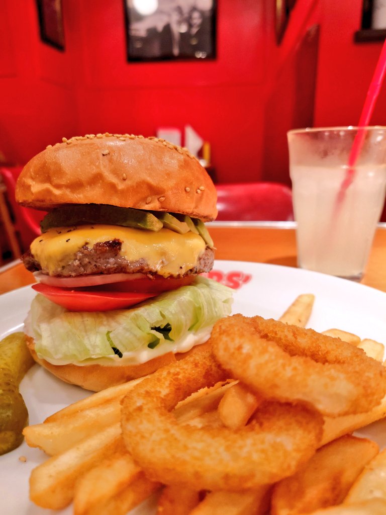 WRESTLING_LOVE1's tweet photo. 今日は夜ブラ。
アボカドチーズバーガーを10分で食す。
うまい！

#新富町 
#BROZERS https://t.co/emRYjtvrul