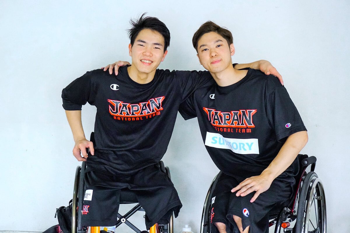 paraspoplus's tweet photo. 車いすバスケ日本代表・鳥海連志選手の10年を振り返る連載第2弾✨

「車いすバスケはもういいかな…」

世界のトップ選手となった鳥海選手が明かした、リオパラ後の本音。

彼の心を繋ぎ止めたのは、幼馴染の古澤拓也選手との絆でした💓

「タクちゃんという存在がいなければ、そのまま辞めていてもおかしくなかった」

2017年U23世界選手権でのベスト4進出！
二人そろってオールスター5に選出👑
挫折を経て見つけた新たな希望🌈

日本車いすバスケの黄金時代を切り開いた、2017年U23世界選手権を振り返ります🏀🇯🇵

記事はこちら▶︎
https://t.co/QpJI2tC48D

#車いすバスケ #鳥海連志 #パラスポーツ
#日本代表 #古澤拓也 #U23世界選手権