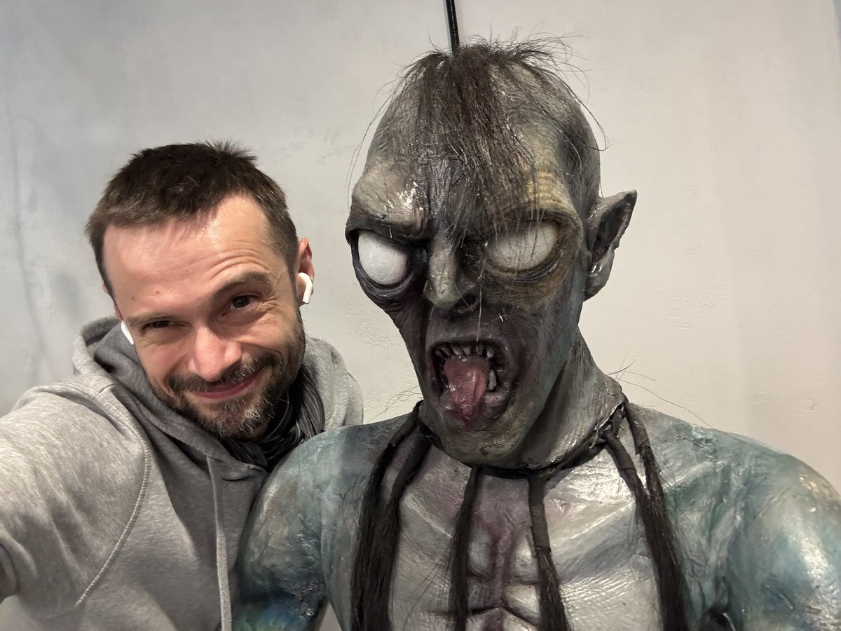 lisciasty_'s tweet photo. Having fun at work with a new coworker :] #insidered #cdprojektred #thewitcher https://t.co/c6j3bGIiFU