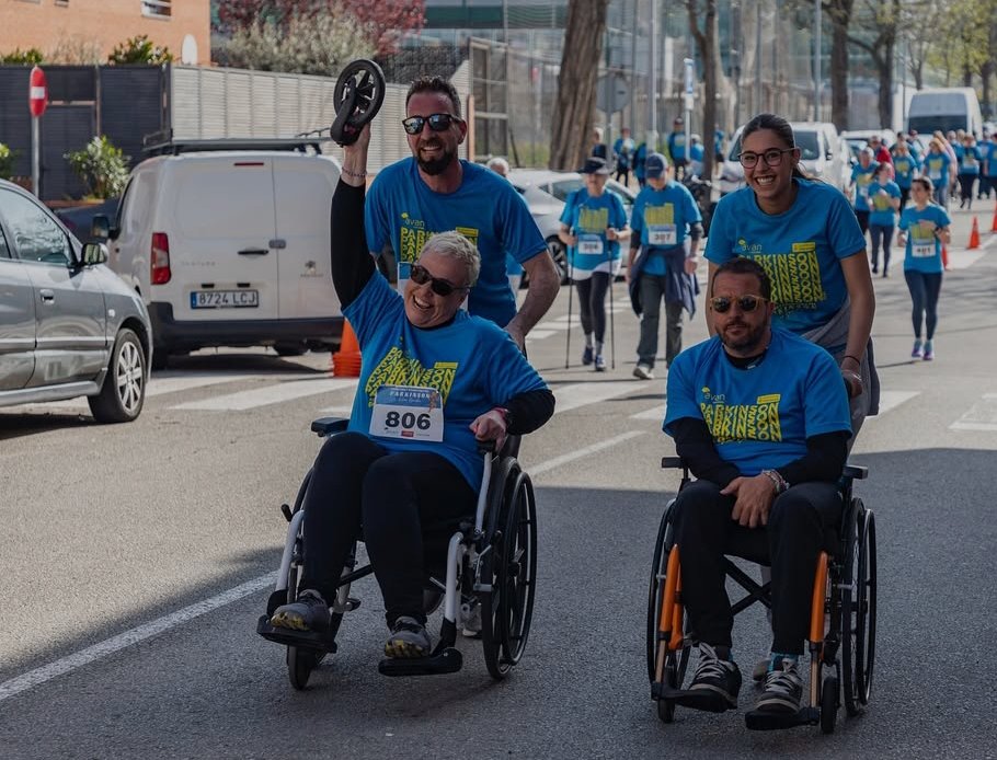 magazin981's tweet photo. ▶️L'entrevista del dia la fem amb l'@avanamics aprofitant que avui es commemora Dia Mundial del Parkinson. Ens acompanyen l'Oriol Cuerva i la Marta Valverde i tanquem la setmana amb cinema de la veu de l'@EliCapdevila ⬇️
https://t.co/opKXDd9u5C https://t.co/BqQlvsSgyx