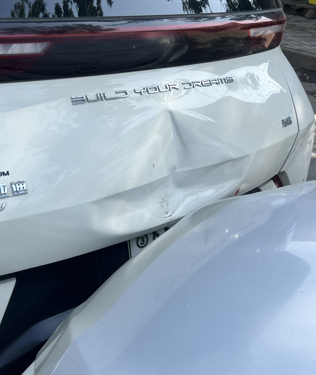 bitew_mulu's tweet photo. Life Lesson 101: Always be polite and humble — no matter the situation. A little story!  
Thread.
 This morning, I accidentally hit the car in front of me on my way to the office. Totally my fault — I was distracted and absent-minded. 😬

1/n https://t.co/ToBAM7d0ks