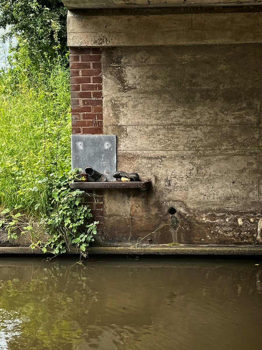 plw1053's tweet photo. Lost Soles, (series) as found. #boatsthattweet #plw1053 #tenfiftythreeimages #lostsoles #asfound #photooftheday #PhotographyIsArt #abstractart #footwear @The_RPSLondon #Trentandmersey #bridge #canal @CRTBoating @NABO_Official @The_RPSLondon @creative_rps https://t.co/gjPgdSPko1