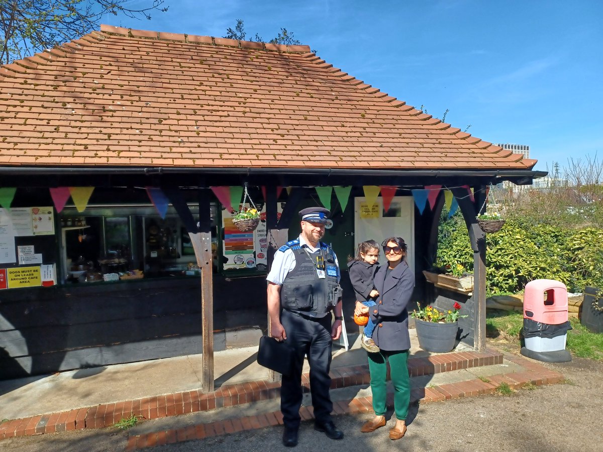 MPSShirley's tweet photo. #ParkHill&amp;Whitgift
Out and about on the patch, saying hello to @TowerTeas who are o0en again for Spring &amp; Summer, and bumped into a local resident and her son. https://t.co/4KQ71PKmr0