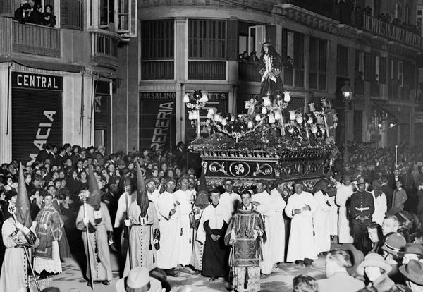 EFELafototeca's tweet photo. La cofradía de Jesús Cautivo de Málaga recorre las calles de la ciudad durante la Semana Santa, 1920. #EFEfototeca https://t.co/kPxtgcSZlj