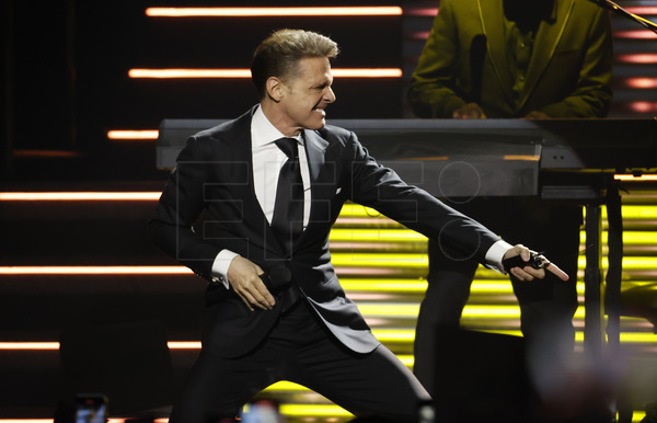 EFELafototeca's tweet photo. “En el calor de abril” Luis Miguel celebra su 55 aniversario

Con alrededor de 150 millones de discos vendidos, 12 premios Grammy y más de 13 mil millones de reproducciones, el cantante sigue brillando como icono de la música hispanoamericana. https://t.co/u1AvGd2x0I #EFEfototeca https://t.co/AQc1zLVxyA