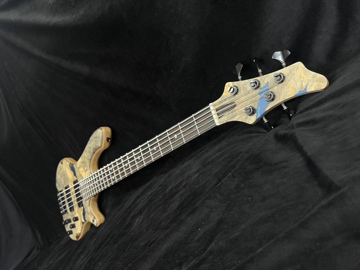 asterguitars's tweet photo. 新モデル　Gemini 
@y_moo_  さんのカスタムオーダー

豪華なバックアイバールをトップにあしらった5弦ベース。
アクセントのブルーレジンが際立つ一本です。 https://t.co/cQlWOadrSB