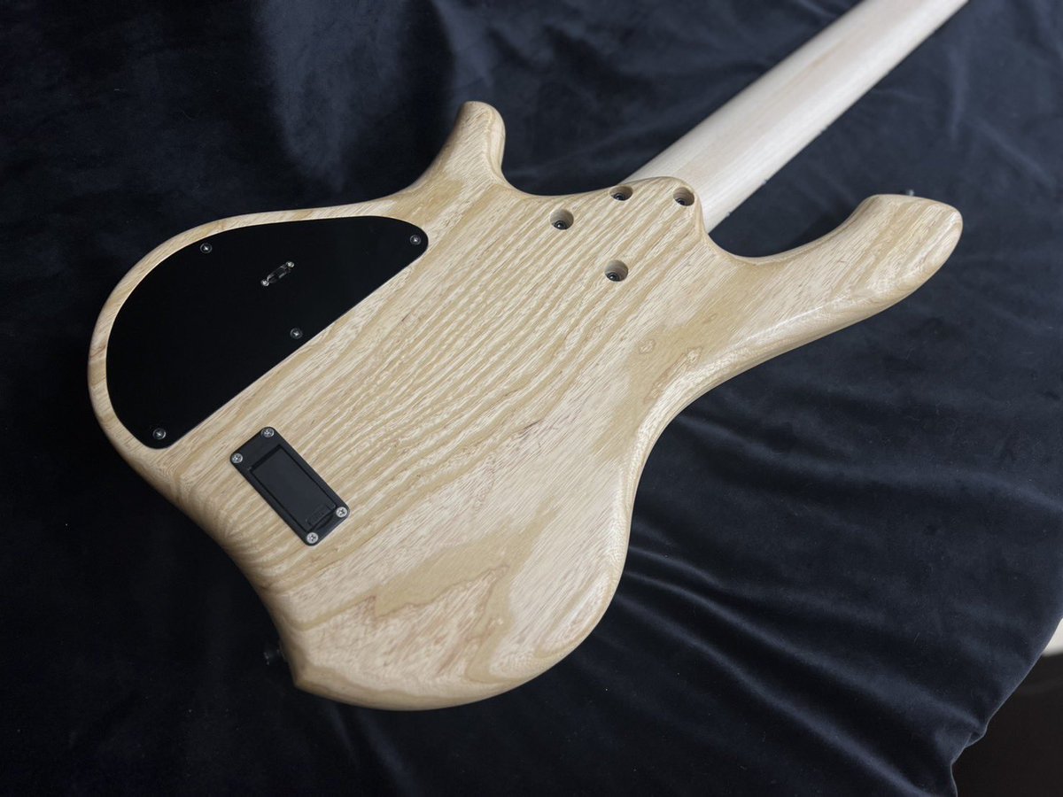 新モデル　Gemini 
<a href="/y_moo_/">TOMOKI / BEROCITY & negaeri.</a>  さんのカスタムオーダー

豪華なバックアイバールをトップにあしらった5弦ベース。
アクセントのブルーレジンが際立つ一本です。