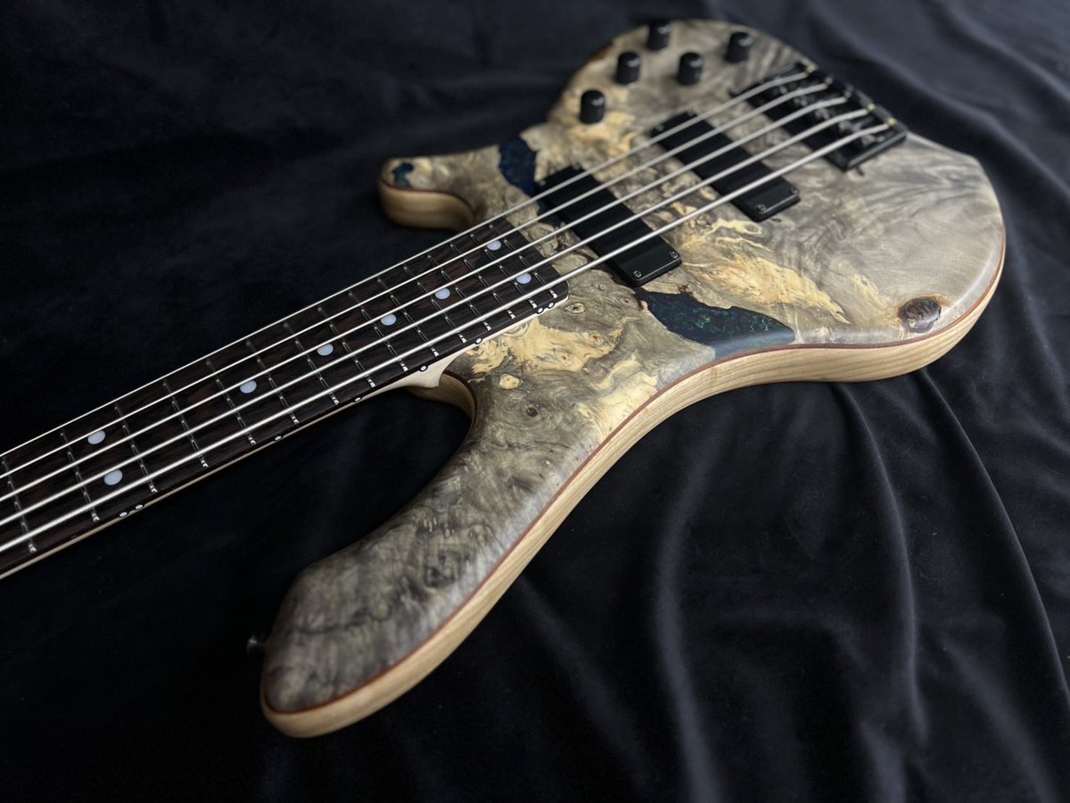 asterguitars's tweet photo. 新モデル　Gemini 
@y_moo_  さんのカスタムオーダー

豪華なバックアイバールをトップにあしらった5弦ベース。
アクセントのブルーレジンが際立つ一本です。 https://t.co/cQlWOadrSB