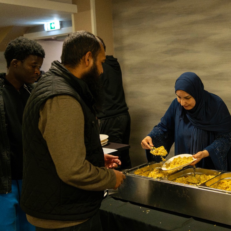 SouthamptonFC's tweet photo. Football sessions for refugees ⚽️
Iftars at St Mary's Stadium 🏟️

As supporters of #NoRoomForRacism, we're shining a light on the work of @SFC_Foundation 😇