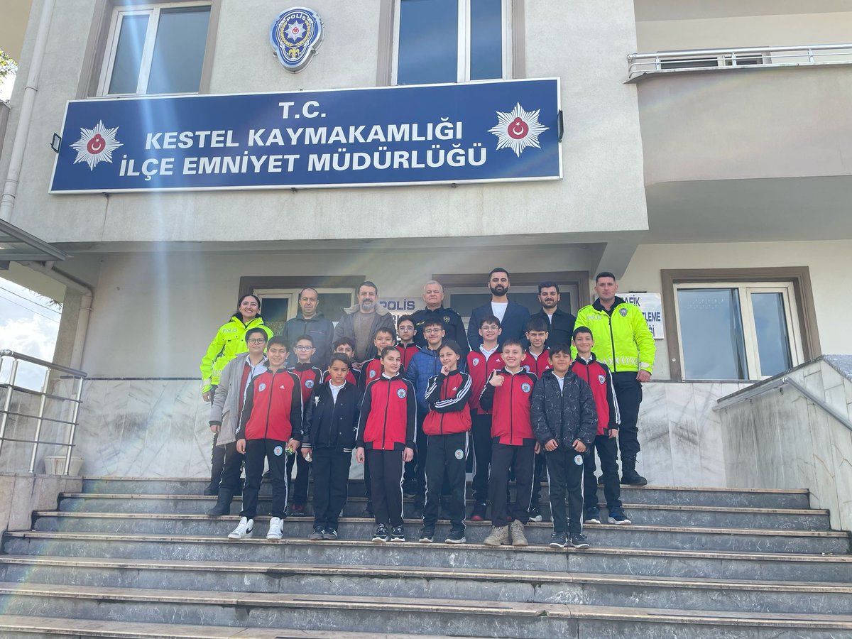 TopluKonutlarOO's tweet photo. Okul müdürümüz ve öğretmenlerimiz  öğrencilerle birlikte Türk Polis Teşkilatı'nın 180. kuruluş yıl dönümü ve Polis Haftası dolayısıyla İlçe Emniyet Müdürlüğünü ziyaret etti.
@bursailmem16 @kestel_mem https://t.co/xgRdAhOTT5