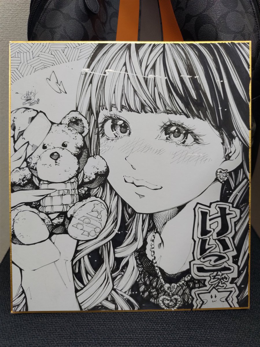 AIトレス問題で何を信じていいか分からん問題になっているらしいが実際に目の前で色紙に描こうよもう

作業環境
・ダイソーの色紙
・下描き:2H鉛筆とねりけし
・ペン入れ:太マッキーと筆ペン
・ホワイト:修正液 