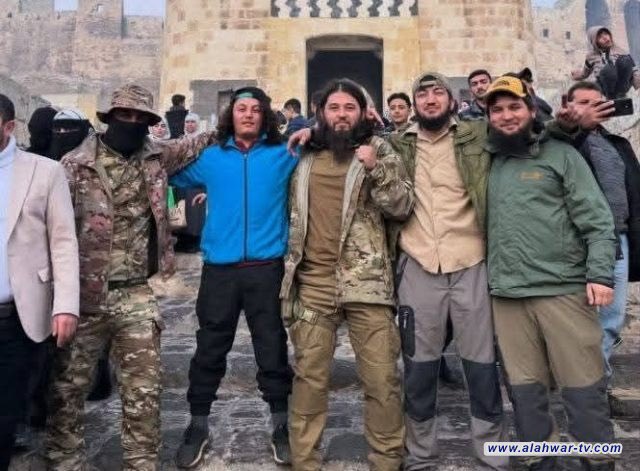 أبو دجانة، المتورط في مذابح الساحل، لا يزال طليقًا، ولم نسمع بأي إجراء قانوني بحقه. ومثله كثيرون ممن ظهروا في مقاطع مصورة وهم ينفذون أو يتباهون بجرائم موثّقة، دون أن يُلاحقهم أحد. وآخرهم شخص يحمل الجنسية المصرية، ظهر بالأمس في مقطع مصور من عفرين. فهل المساءلة تُطبق بانتقائية؟