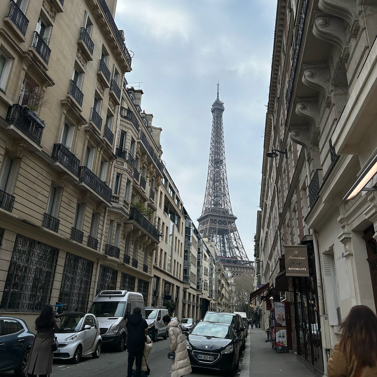 _tiasun02's tweet photo. 弾丸Paris...🇫🇷✨
どの瞬間切り取っても絵になっちゃうのさすがオシャレ大国🎨 https://t.co/f4TixUG0hc