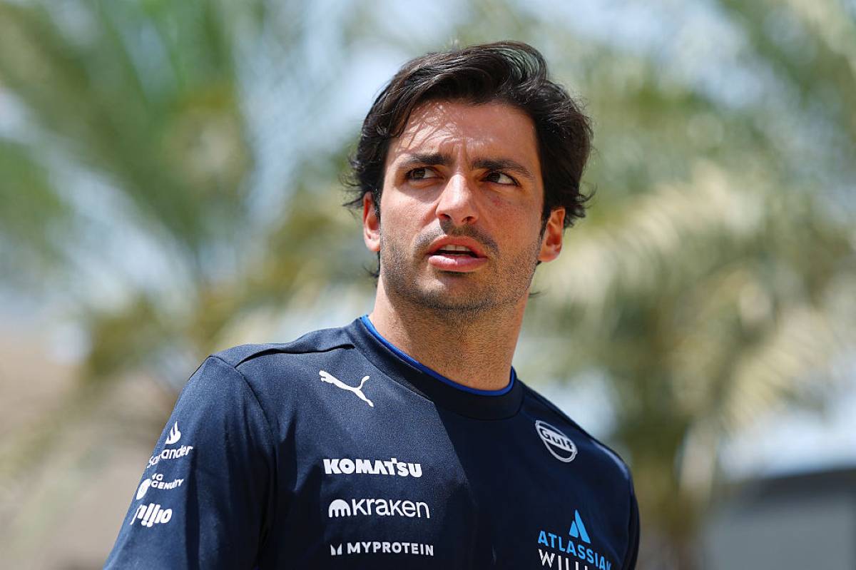 🇯🇵🔍🇪🇸 Carlos Sainz Jr. has been fined 10000 euros 💶 for showing up late to the #JapaneseGP  national anthem before de race. The driver of Williams was in the toilet 🇪🇸🔍🇯🇵