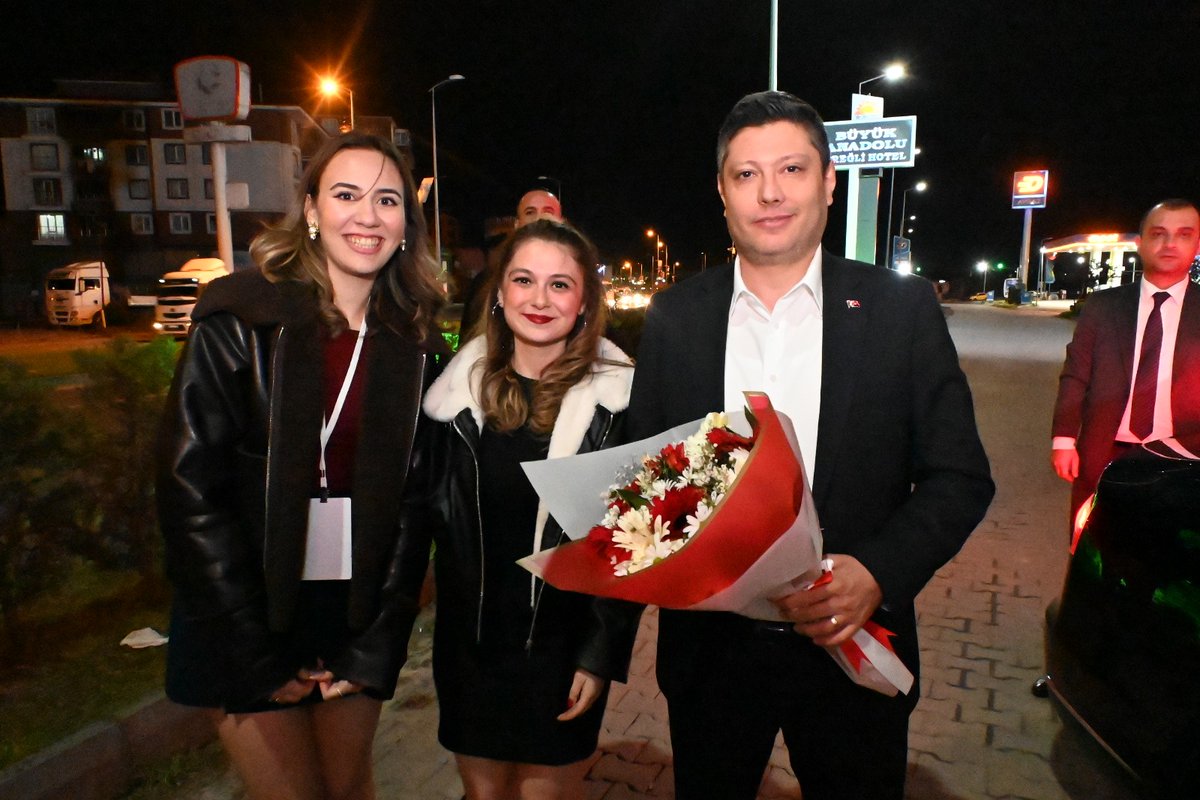 AltundagUysal's tweet photo. Bursa Uludağ Üniversitesi ile birlikte gerçekleştirdiğimiz, üniversite ile emeğin buluştuğu ve bu yıl, “İkiz Dönüşüm” başlığıyla dokuzuncusu düzenlenen Akad’emek Öğrenci Kurultayında, 25 farklı üniversiteden gelen gençlerimizin yanında olmaktan büyük mutluluk duydum. https://t.co/V1Ss1bPPdg